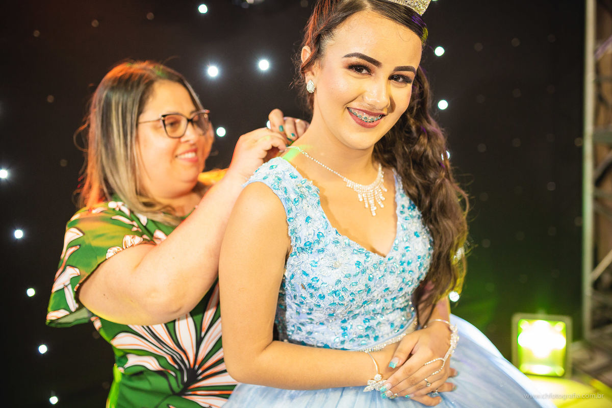 fotos de debutante linda recebendo colar