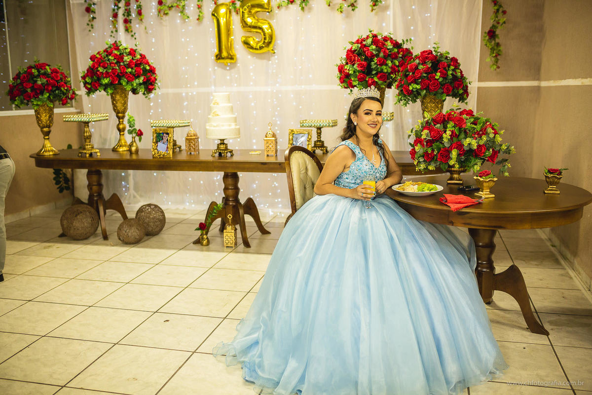 Foto de debutante na mesa, fesa de debutante, dena decoração 