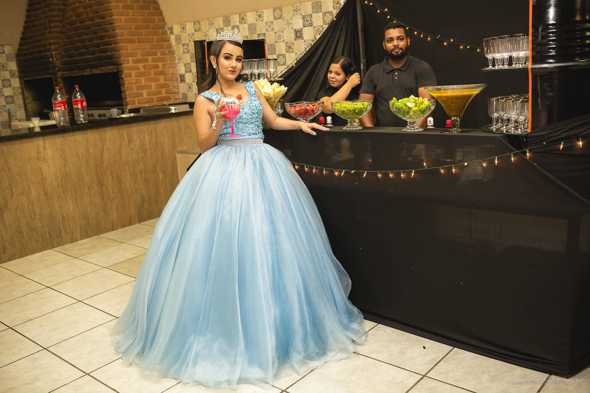 Foto de debutante na mesa, fesa de debutante, dena decoração 