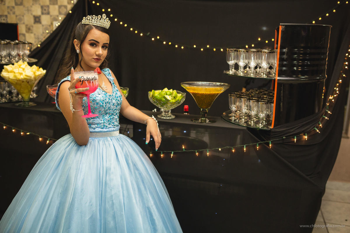Foto de debutante na mesa, fesa de debutante, dena decoração 
