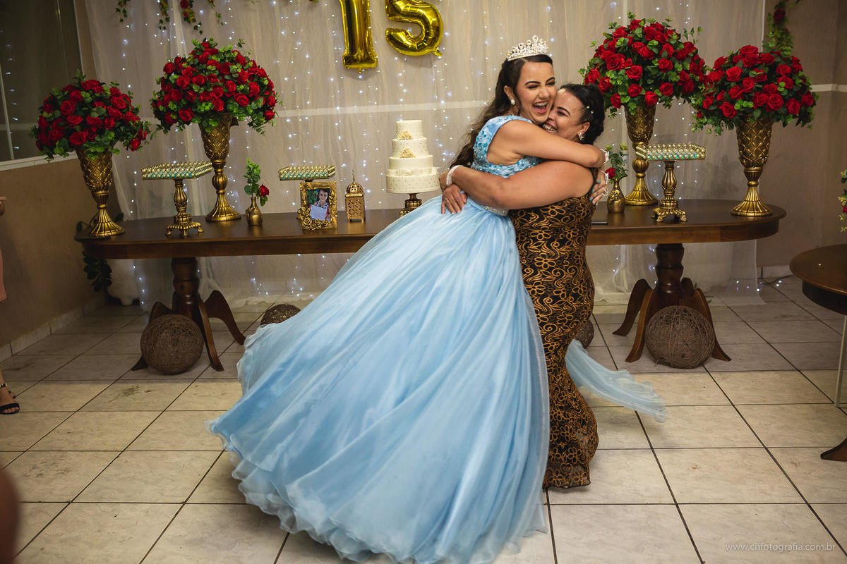 Foto de debutante na mesa, fesa de debutante, dena decoração 