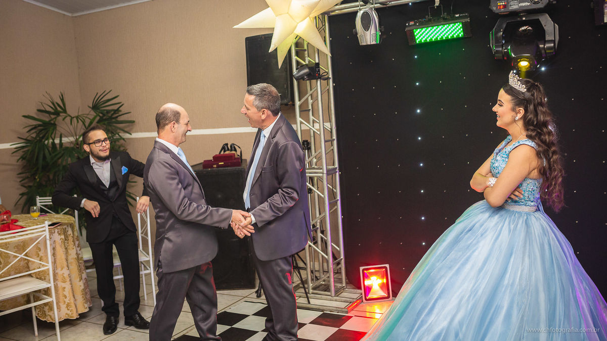 Foto de debutante na mesa, fesa de debutante, dena decoração 