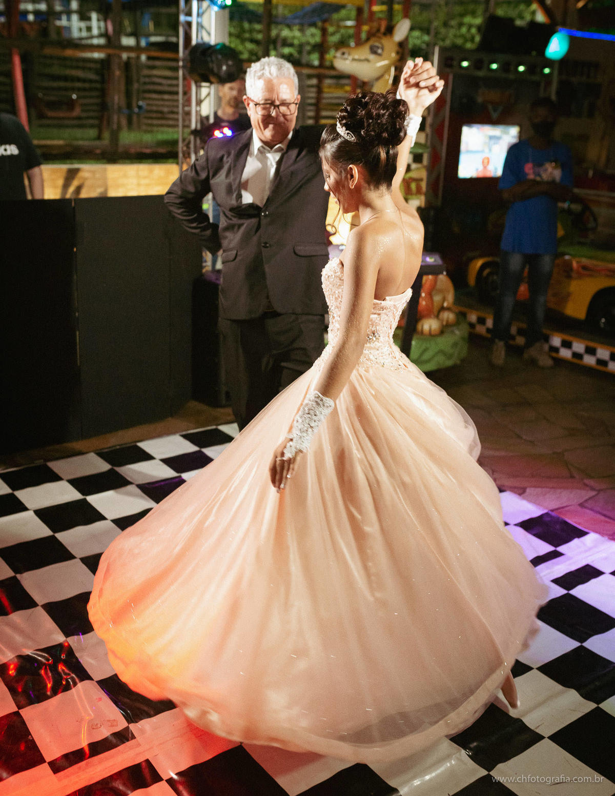 Festa de 15 anos no Buffet Gritos De Alegria, festa de debutante no Buffet Gritos De Alegria, decoraçao de debutante no Buffet Gritos De Alegria, ch fotografia, foto da valsa de debutante, valsa de debutante com o pai e príncipe