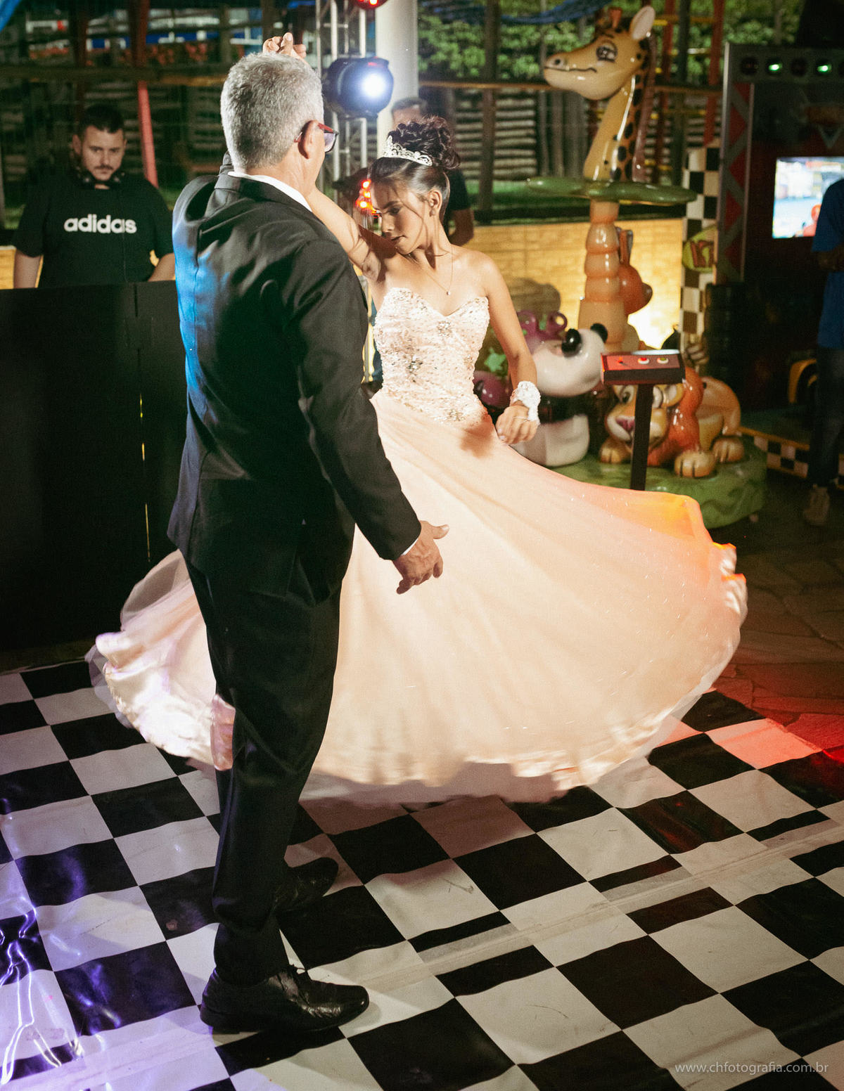 Festa de 15 anos no Buffet Gritos De Alegria, festa de debutante no Buffet Gritos De Alegria, decoraçao de debutante no Buffet Gritos De Alegria, ch fotografia, foto da valsa de debutante, valsa de debutante com o pai e príncipe