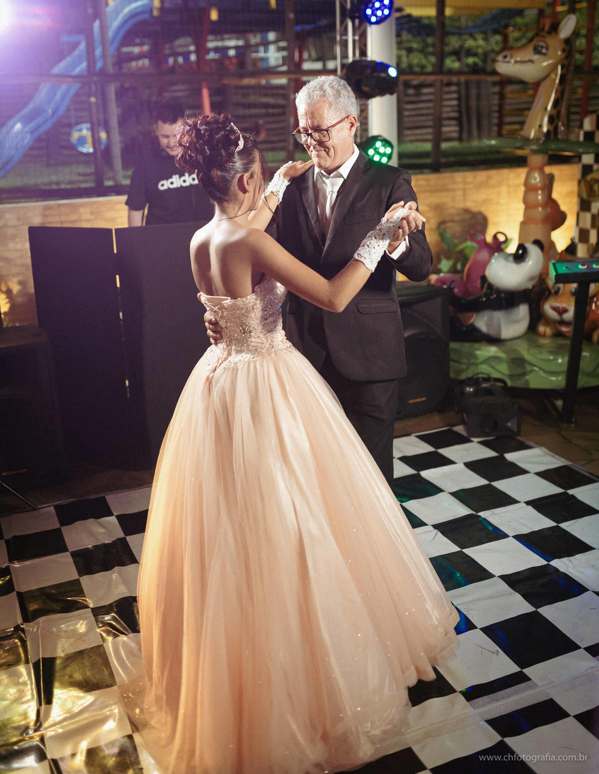 Festa de 15 anos no Buffet Gritos De Alegria, festa de debutante no Buffet Gritos De Alegria, decoraçao de debutante no Buffet Gritos De Alegria, ch fotografia, foto da valsa de debutante, valsa de debutante com o pai e príncipe