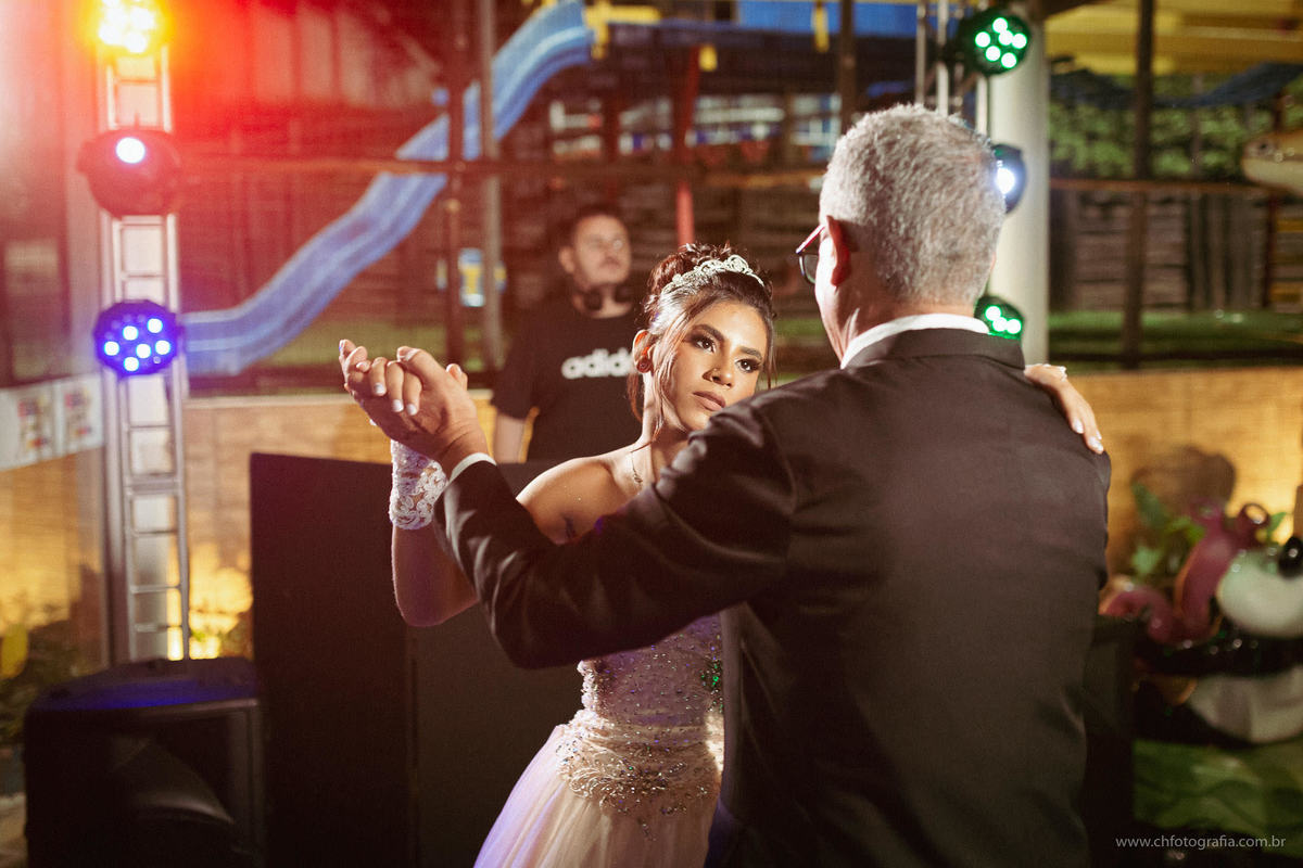 Festa de 15 anos no Buffet Gritos De Alegria, festa de debutante no Buffet Gritos De Alegria, decoraçao de debutante no Buffet Gritos De Alegria, ch fotografia, foto da valsa de debutante, valsa de debutante com o pai e príncipe