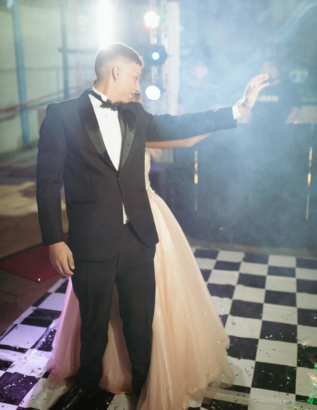 Festa de 15 anos no Buffet Gritos De Alegria, festa de debutante no Buffet Gritos De Alegria, decoraçao de debutante no Buffet Gritos De Alegria, ch fotografia, foto da valsa de debutante, valsa de debutante com o pai e príncipe