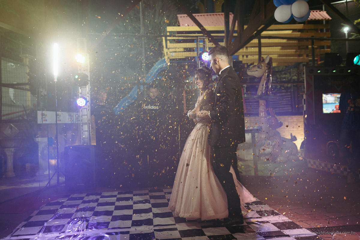Festa de 15 anos no Buffet Gritos De Alegria, festa de debutante no Buffet Gritos De Alegria, decoraçao de debutante no Buffet Gritos De Alegria, ch fotografia, foto da valsa de debutante, valsa de debutante com o pai e príncipe