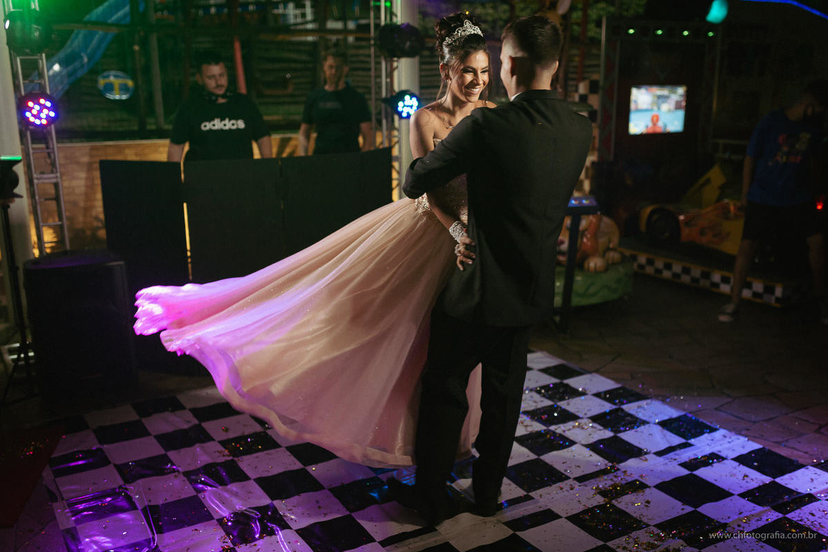 Festa de 15 anos no Buffet Gritos De Alegria, festa de debutante no Buffet Gritos De Alegria, decoraçao de debutante no Buffet Gritos De Alegria, ch fotografia, foto da valsa de debutante, valsa de debutante com o pai e príncipe