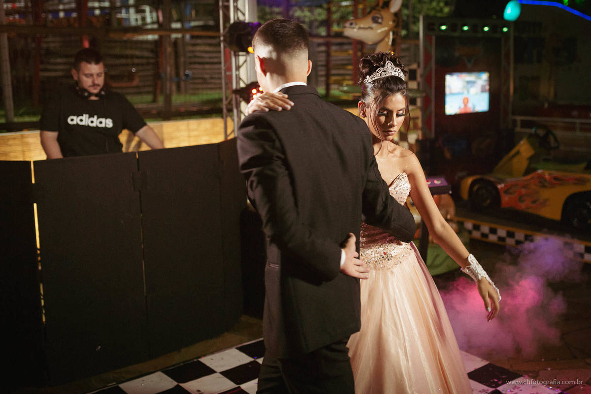 Festa de 15 anos no Buffet Gritos De Alegria, festa de debutante no Buffet Gritos De Alegria, decoraçao de debutante no Buffet Gritos De Alegria, ch fotografia, foto da valsa de debutante, valsa de debutante com o pai e príncipe