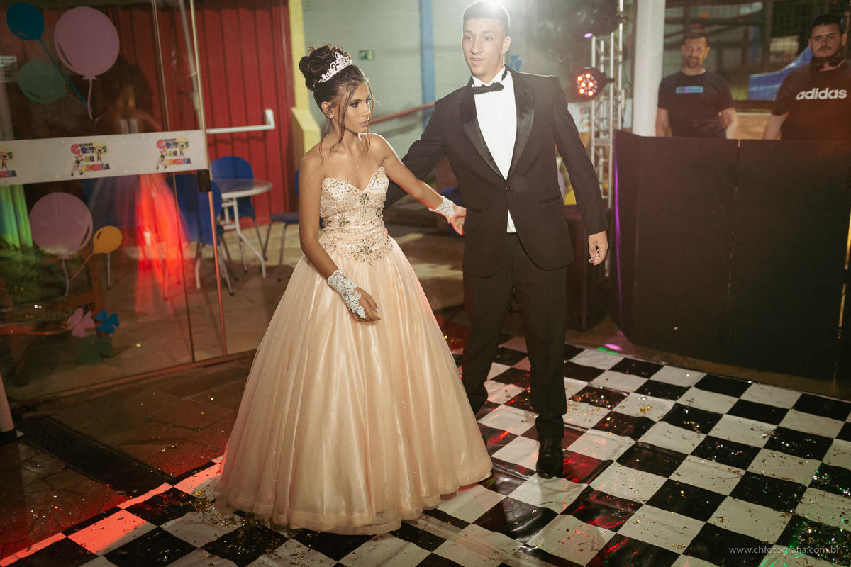 Festa de 15 anos no Buffet Gritos De Alegria, festa de debutante no Buffet Gritos De Alegria, decoraçao de debutante no Buffet Gritos De Alegria, ch fotografia, foto da valsa de debutante, valsa de debutante com o pai e príncipe