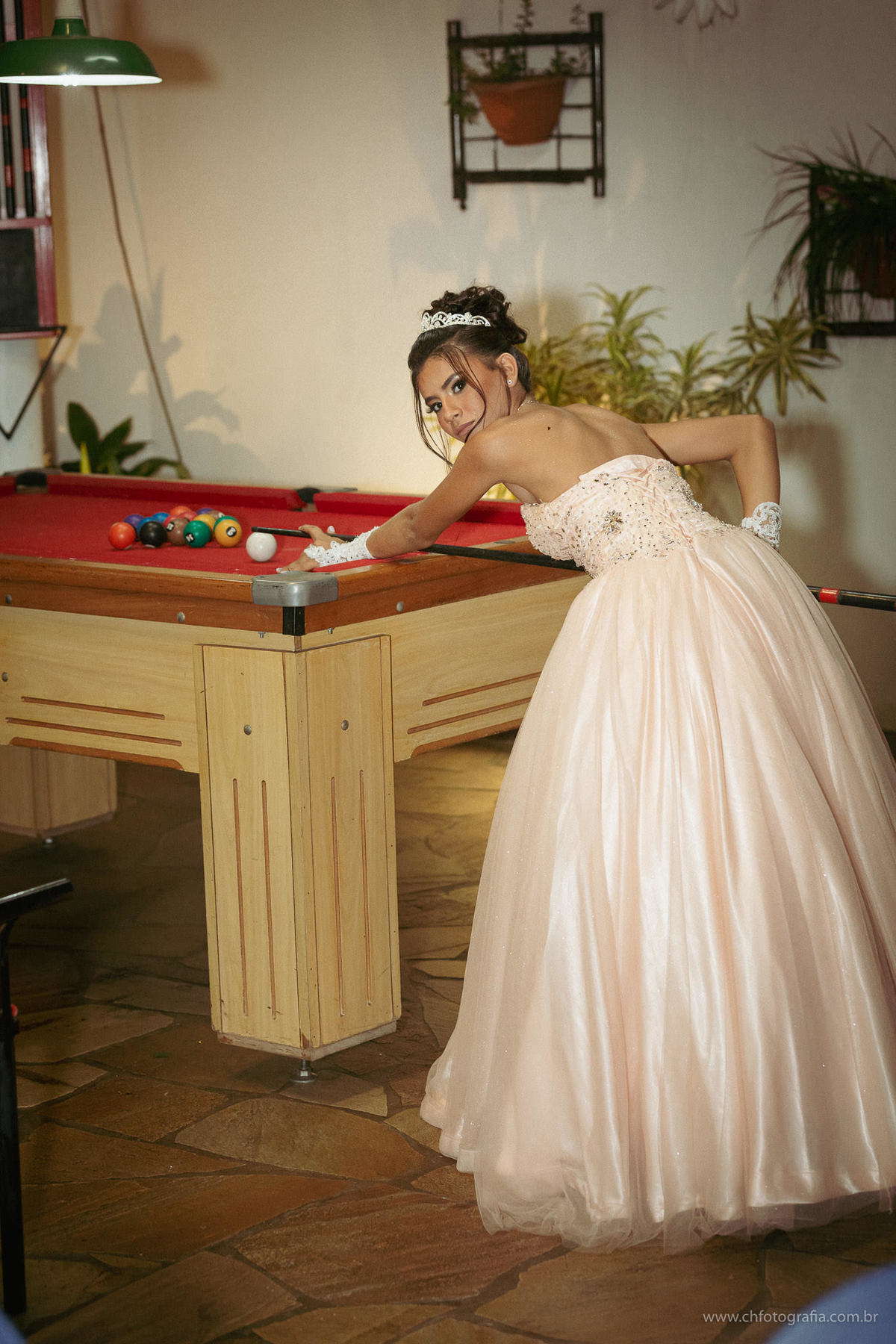 Balada de debutante no Buffet Gritos De Alegria, foto de debutante jogando Sinuca 