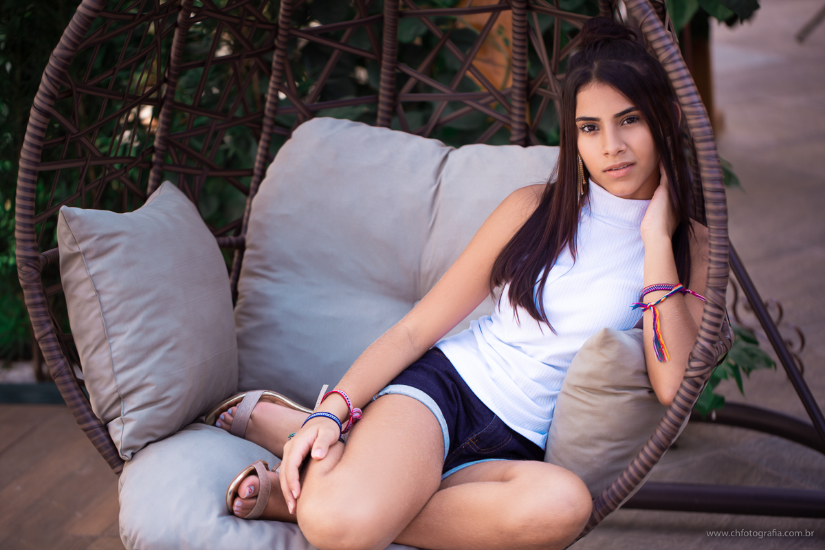 Foto de ensaio de 15 anos, fotos de ensaio de debutante, ensaio de debutante em studio, ensaio de 15 anos em studio, foto de debutante no balanço