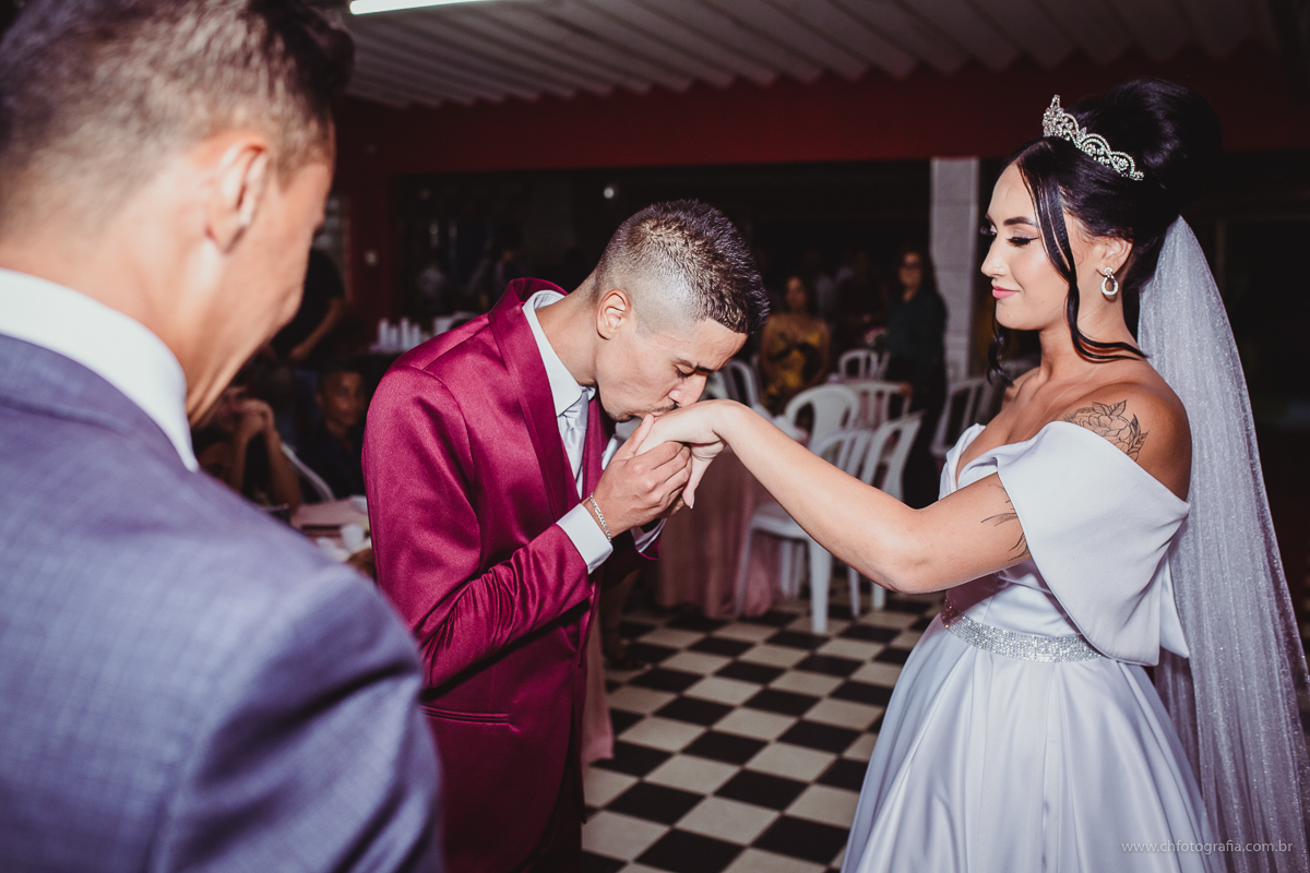Foto da entrada da noiva, casamento, Chácara Recanto das orquídeas, buque de noiva, momento do sim, noivo beijo na aliança