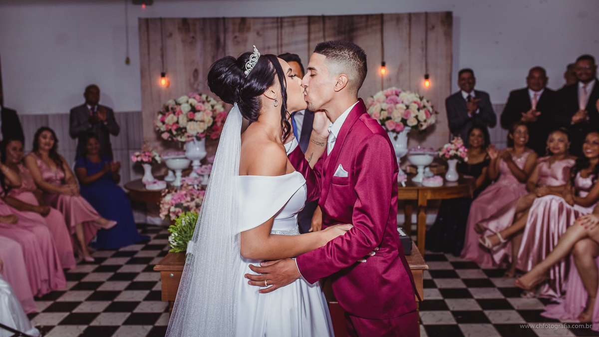 Foto da entrada da noiva, casamento, Chácara Recanto das orquídeas, buque de noiva, momento do sim, foto do beijo