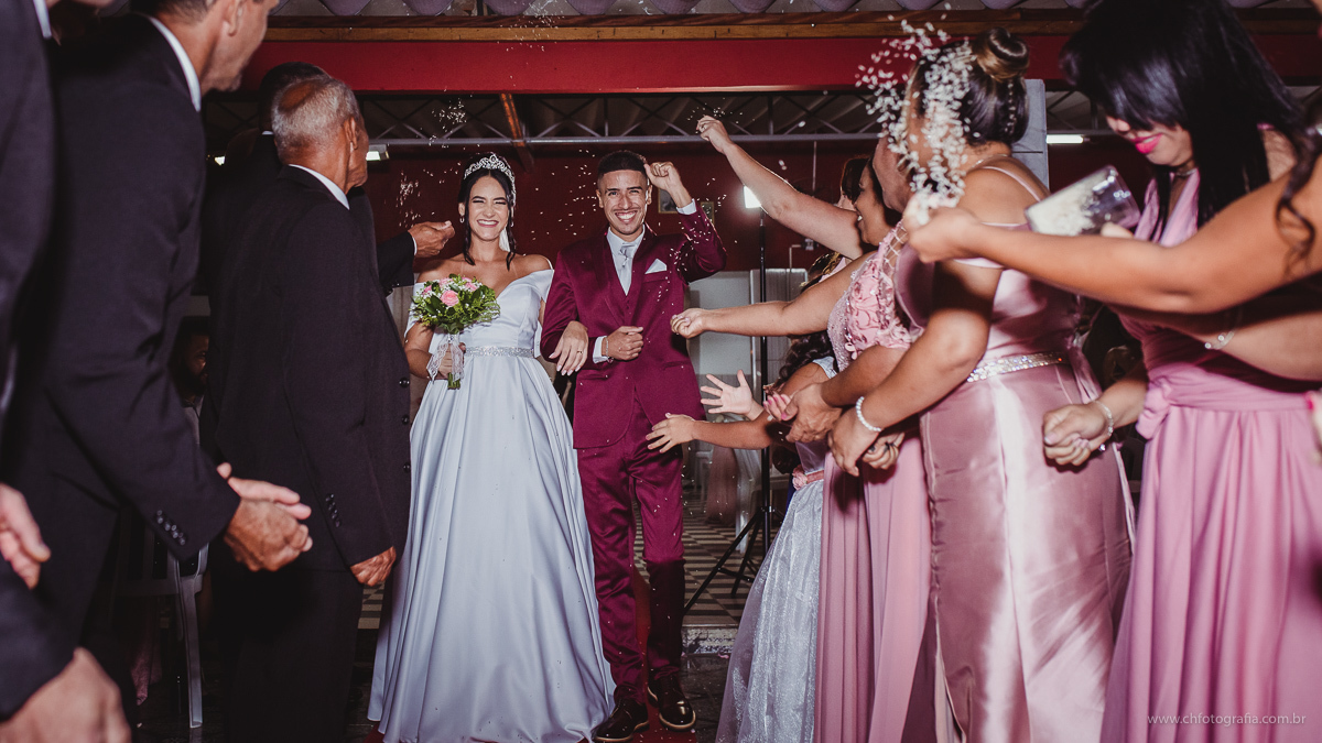 noivos saindo da cerimonia, 