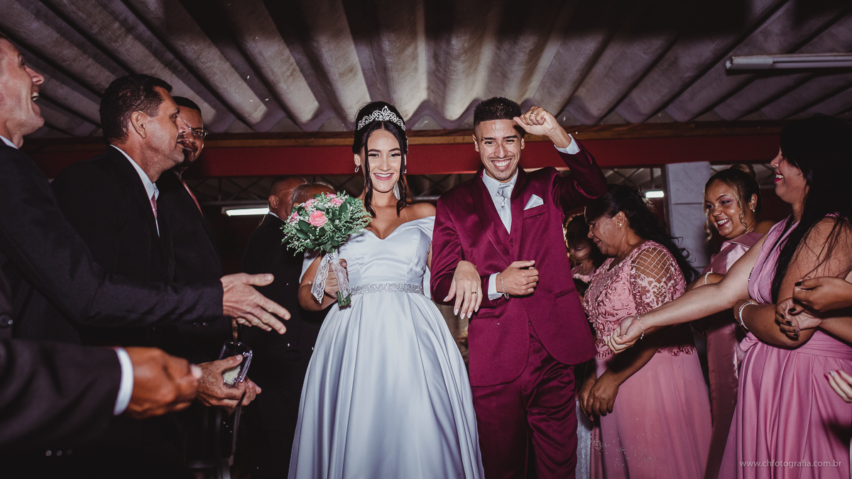 noivos saindo da cerimonia 