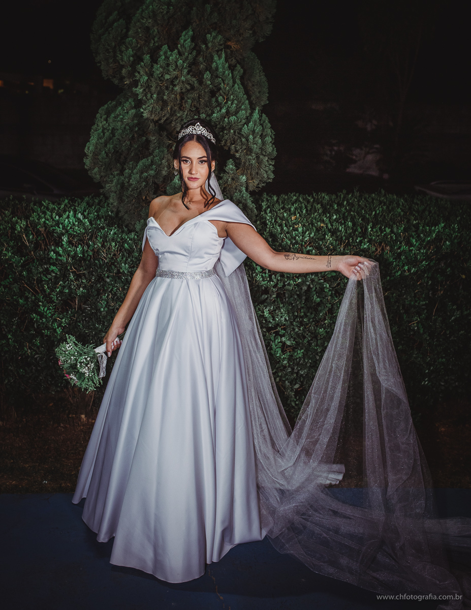 Ensaio thash the dress,  ensaio pos casamento em chacara, local para casamento Chácara Recanto das orquídeas, retrato de noiva, noiva segurando buque