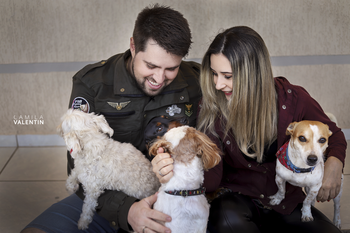Ensaio fotográfico de casal, com seus pets, na cidade de Cerquilho/SP, pela fotógrafa de famílias, ensaios e eventos, Camila Valentin.