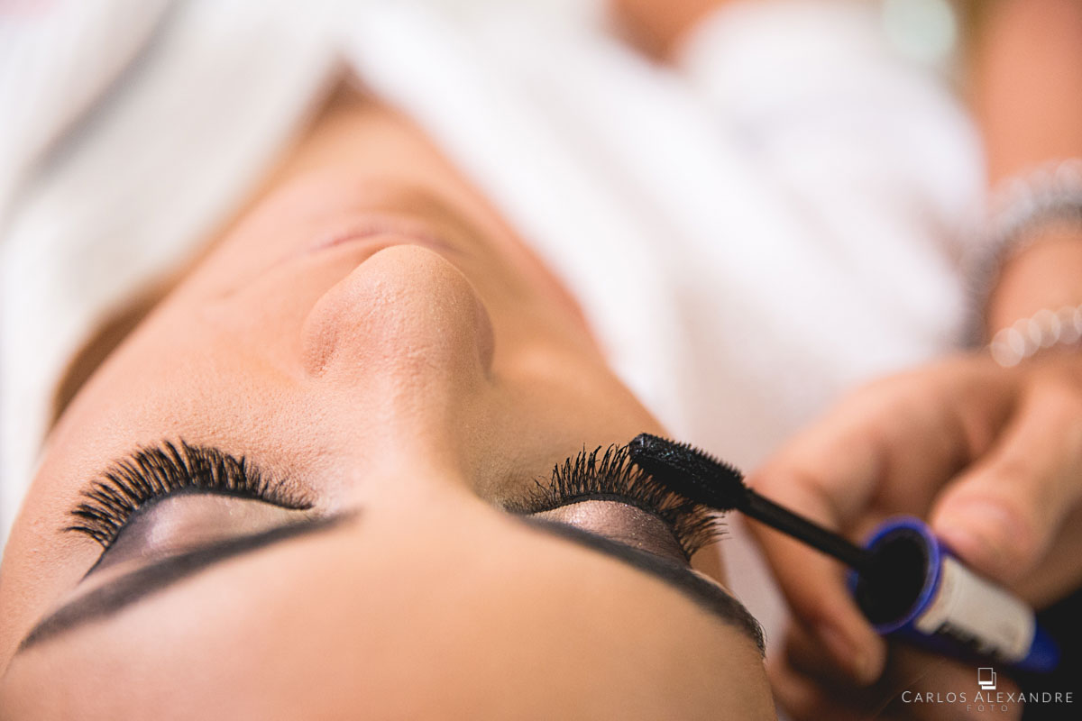 cílios focados da noiva no making of no casamento fotografado em três corações MG, Sul de Minas pelo fotógrafo de casamentos Carlos Alexandre