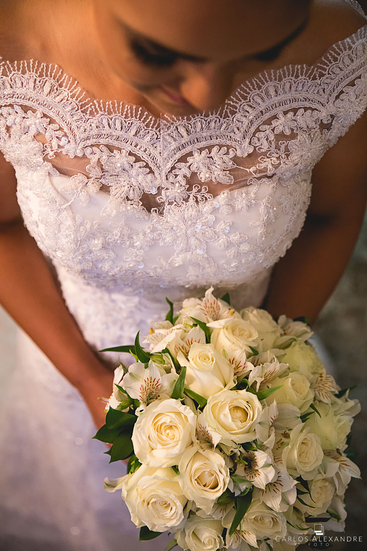 buquê de flores da noiva com seu vestido rendado
