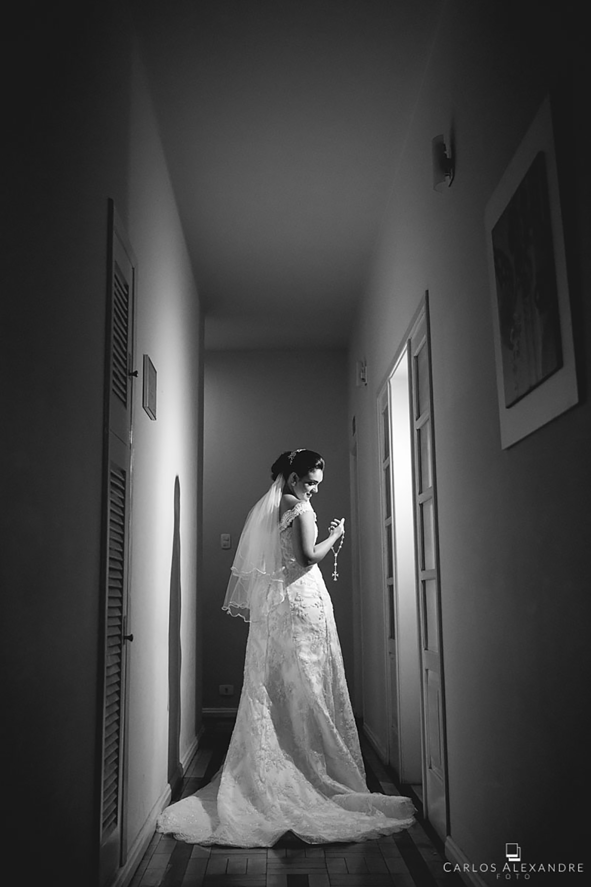 foto do vestido da noiva de costas em PB no casamento fotografado em três corações MG, Sul de Minas pelo fotógrafo de casamentos Carlos Alexandre