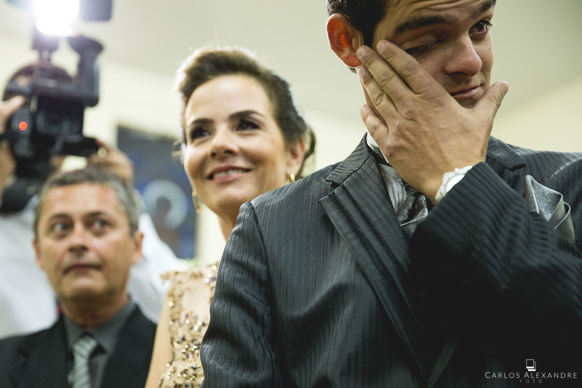 noivo emocionado e chorando com a entrada da noiva