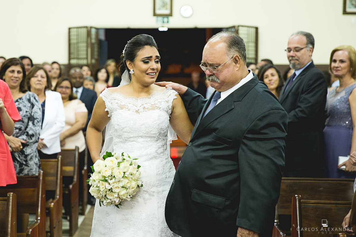 abraço emocionado da noiva em seu pai na entrada da igreja