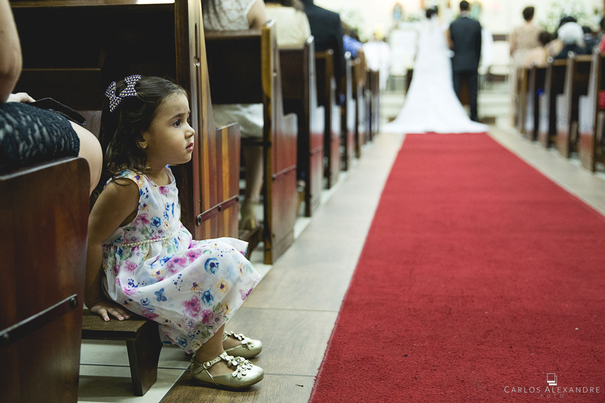 menina criança assistindo o casamento dos noivos