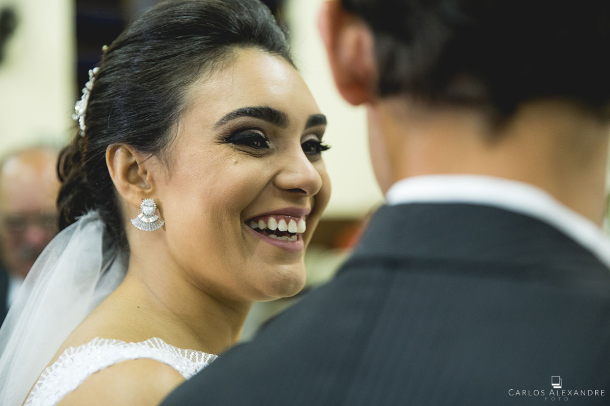 lindo sorriso da noiva para o noivo