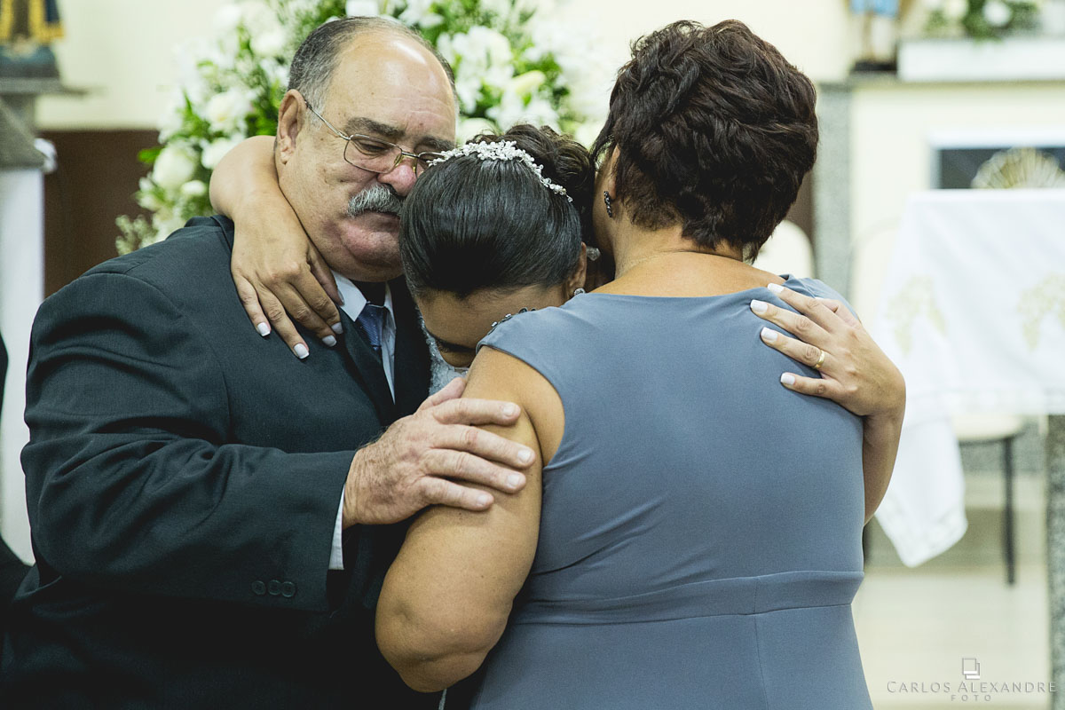 momento emocionante dos pais se abraçando e despedindo da filha noiva