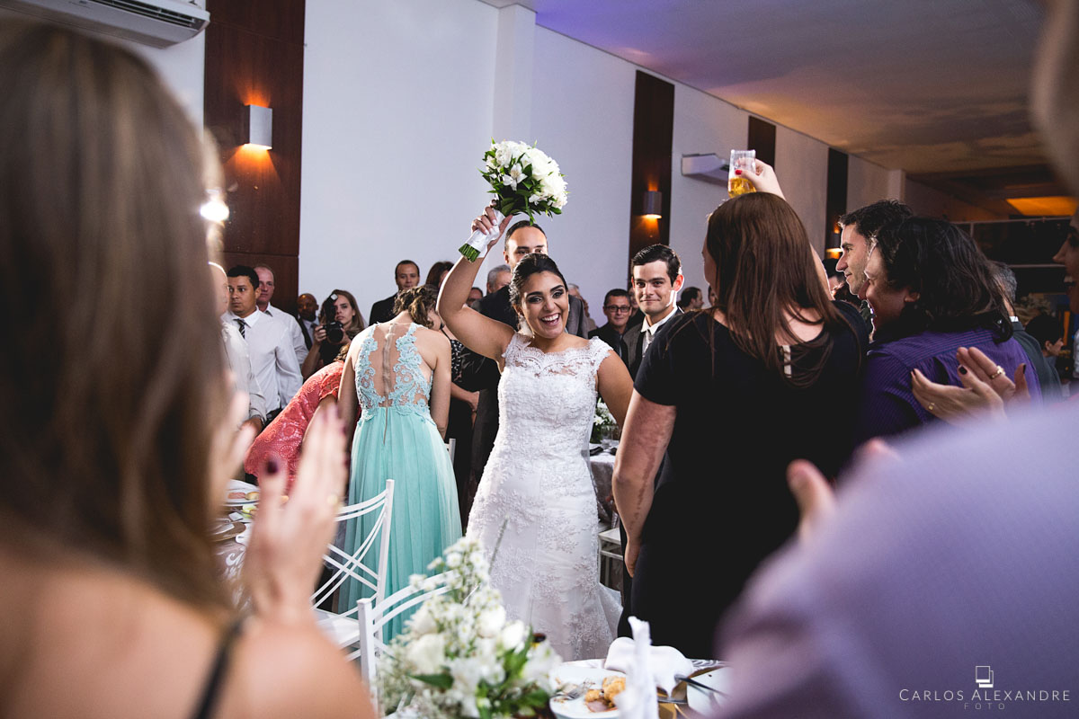 chegada dos noivos na festa saudando os convidados da balada