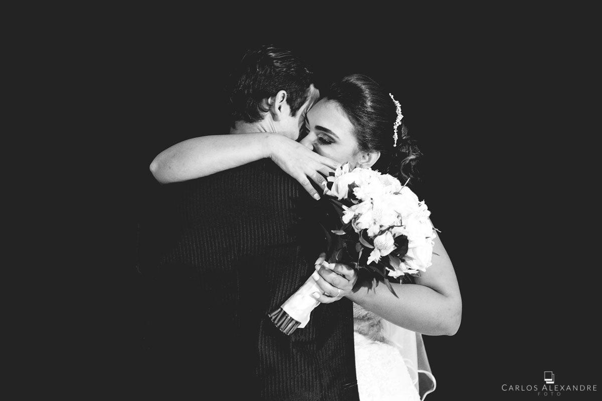 casal realizados se abraçando felizes