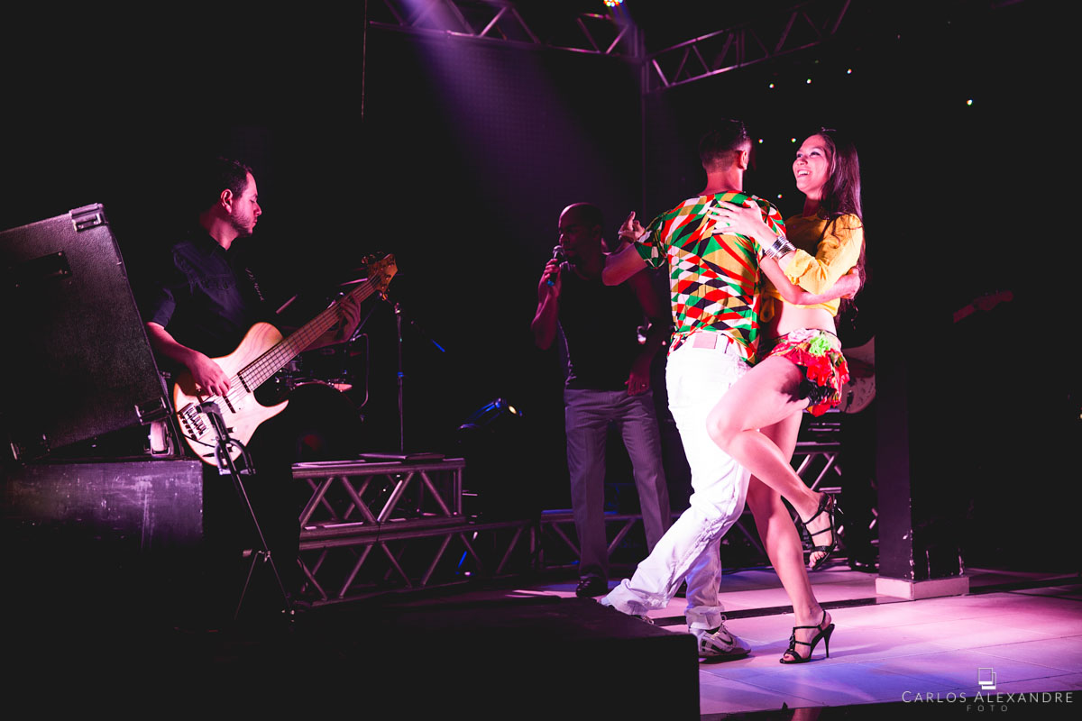 casal dançando e animando os convidados da festa