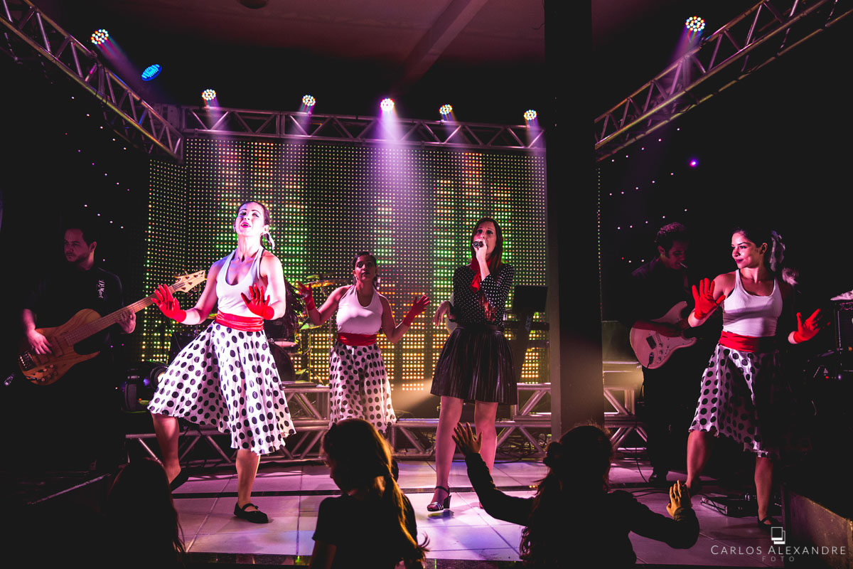 banda vintage com vestidos de bolinha  tocando e animando os convidados