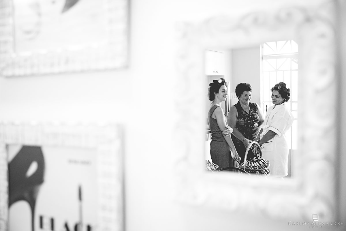 família da noiva conversando reflexo no espelho do making of