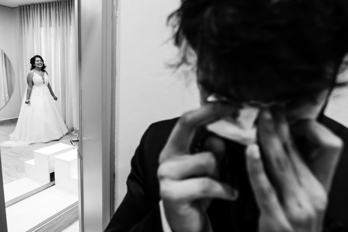 noivo emocionado após receber presente da noiva no first touch making of da noiva salão Cidinha reis Carlos Alexandre foto