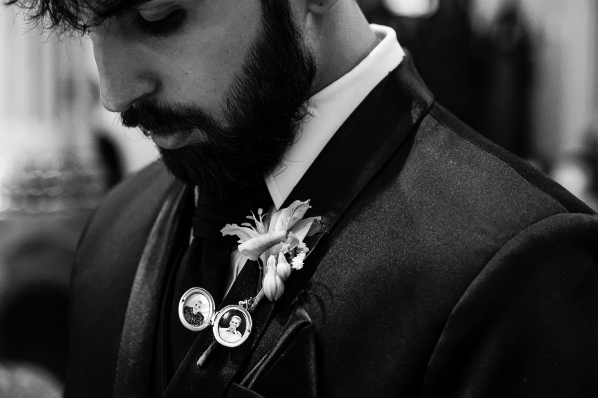 noivo com broche dos parentes que faleceram casamento em três corações na matriz sagrada família fotógrafo sul de minas