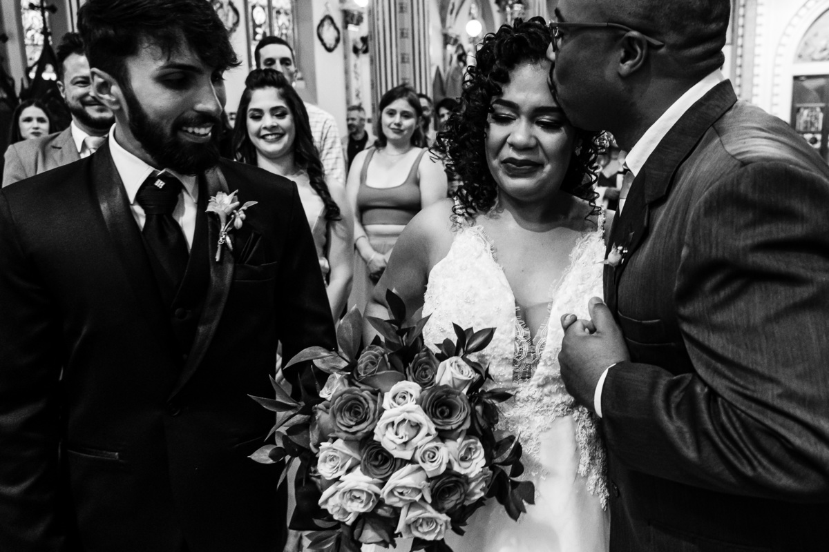 noivo recepcionando sua noiva emocionada no altar casamento em três corações na matriz sagrada família fotógrafo sul de minas