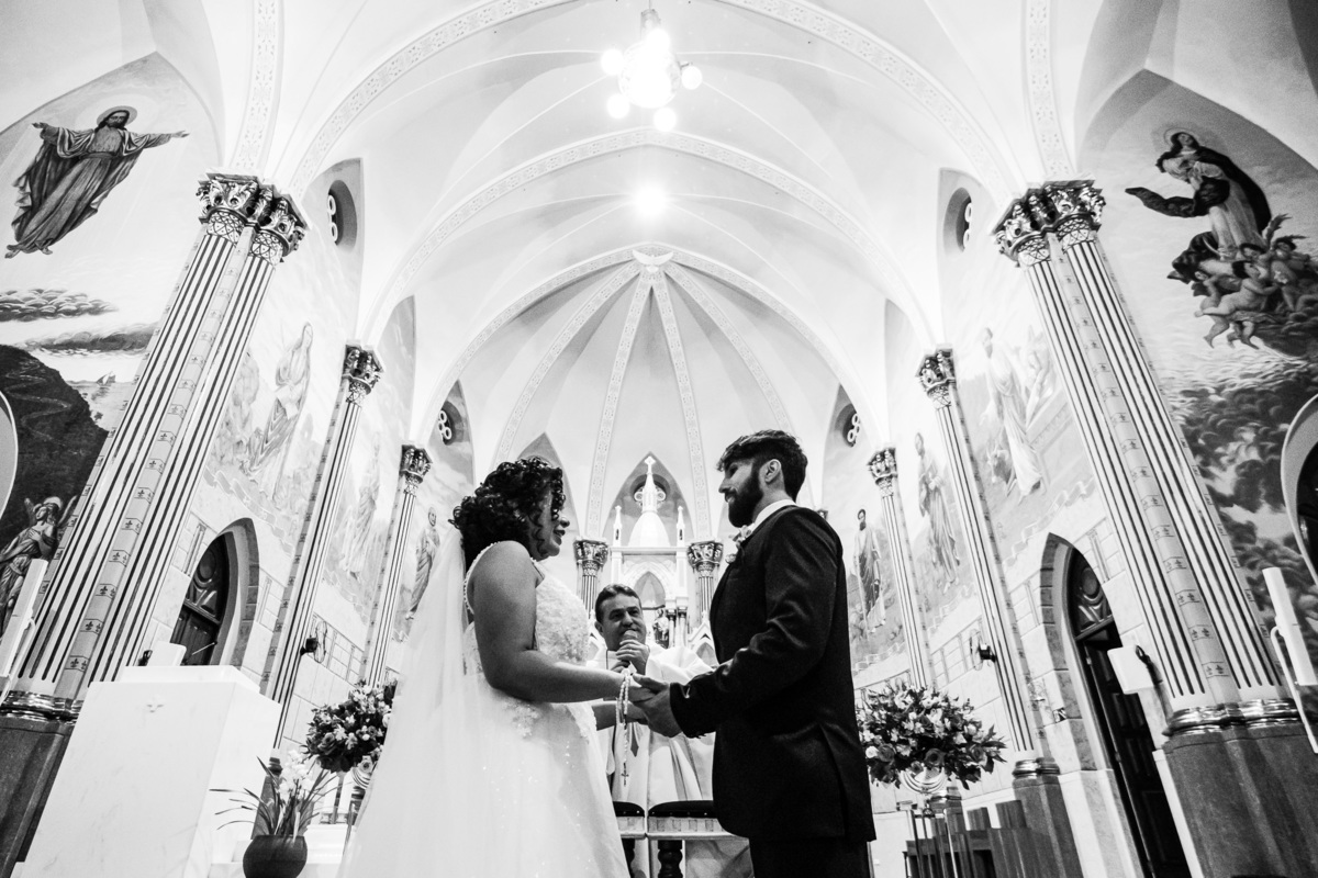 noivos no altar da igreja casamento em três corações na matriz sagrada família fotógrafo sul de minas