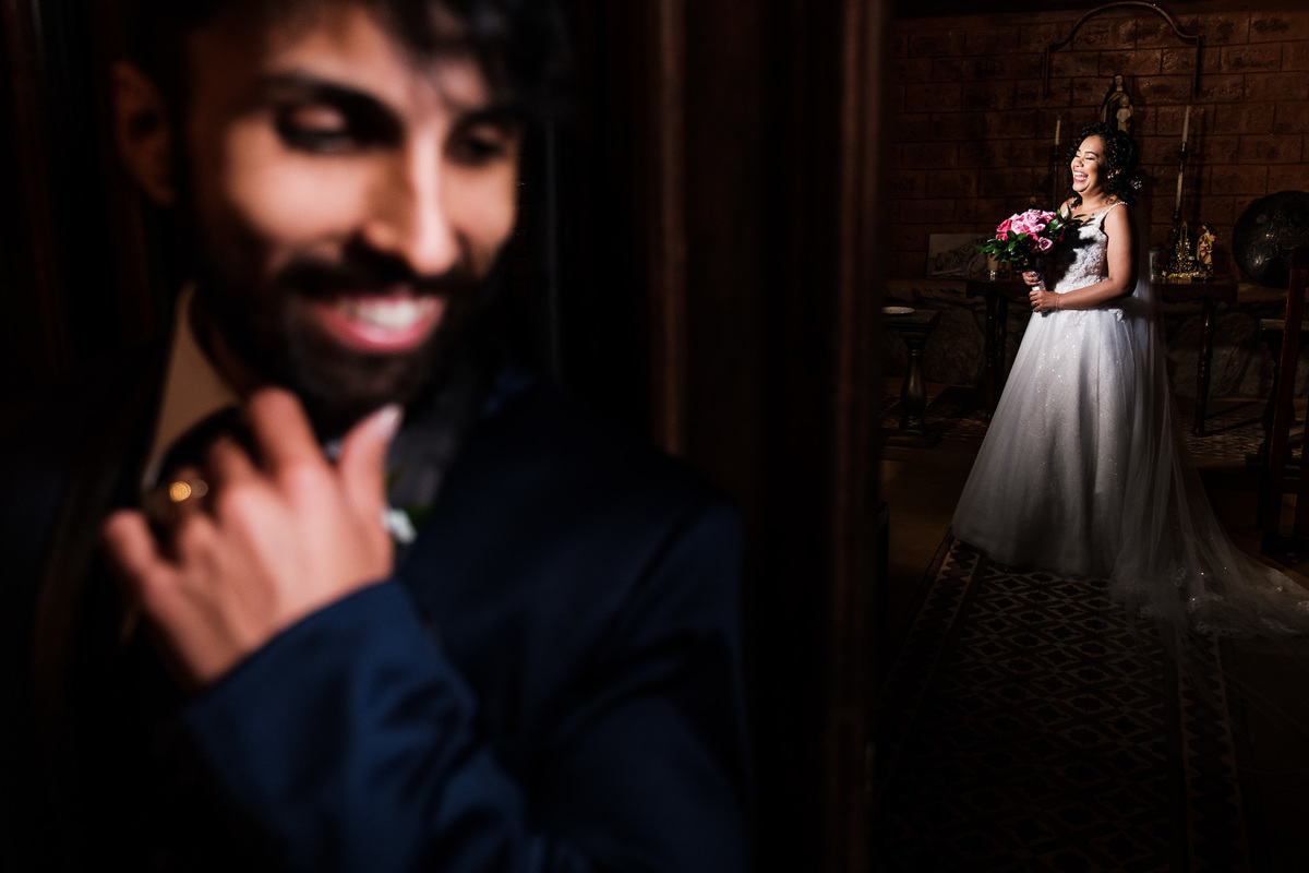 foto na capela com noivo na frente e noiva atrás festa na fazenda cachoeira três coracoes