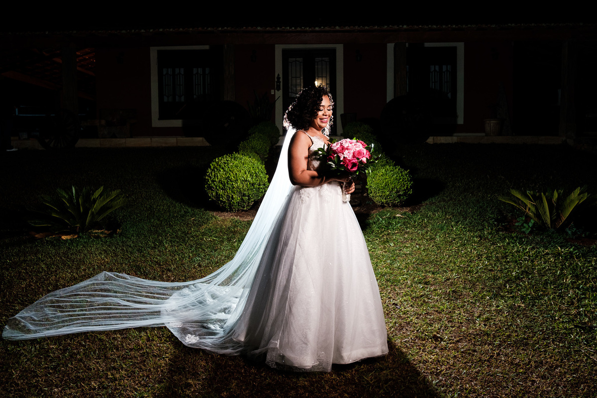 retrato de noiva afro com cabelo encaracolado com vestido de véu festa na fazenda cachoeira três coracoes