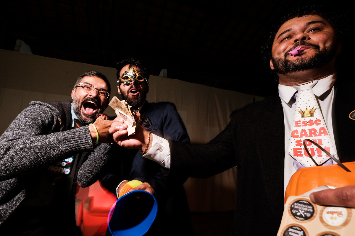 hora da gravata com os convidados dando dinheiro e fazendo bagunça festa na fazenda cachoeira três coracoes