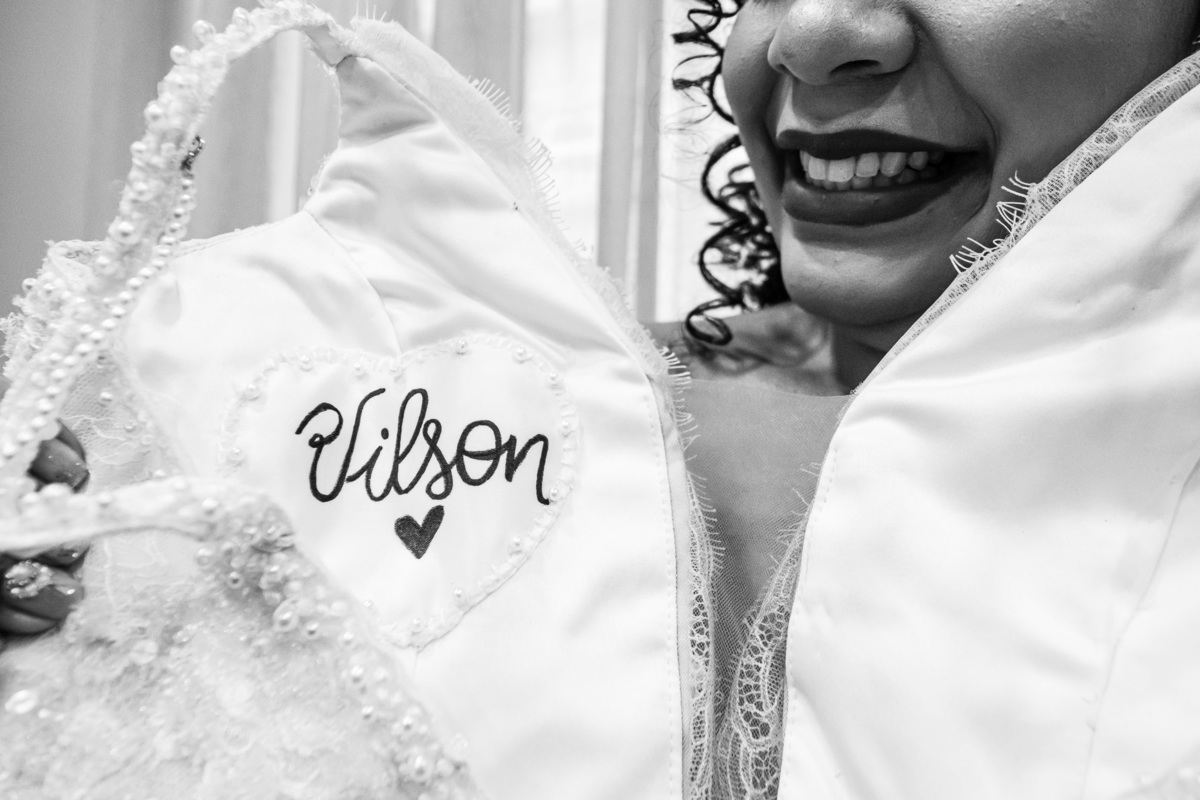 homenagem da noiva para o seu pai com o seu nome bordado no verso do vestido making of da noiva salão Cidinha reis Carlos Alexandre foto