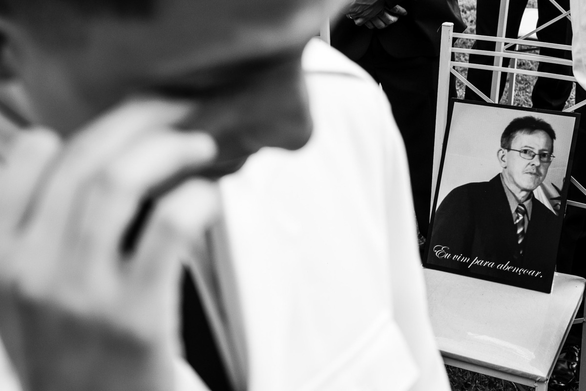 filho relembrando do finado pai enquanto espera sua noiva no altar