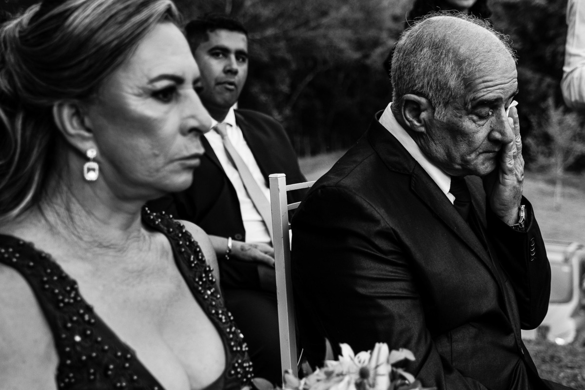 pai da noiva chorando ao ouvir os votos de sua filha