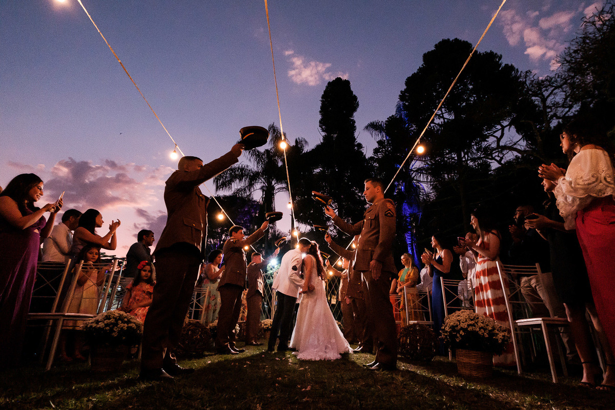 saída dos noivos com por do sol