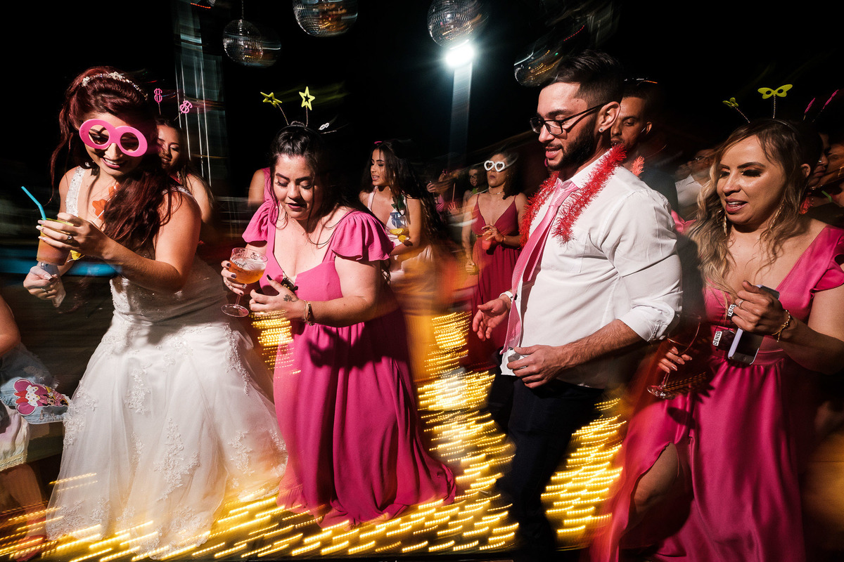 noiva com seus amigos brincando e dançando na pista
