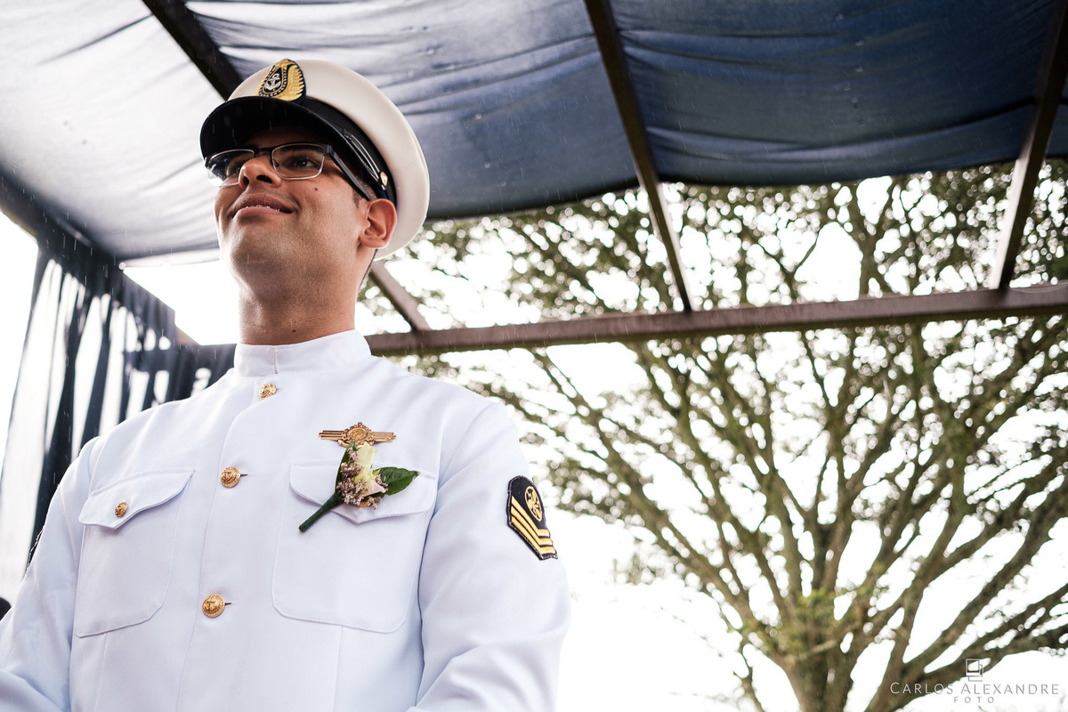 noivo sorridente enquanto ve sua noiva no corredor