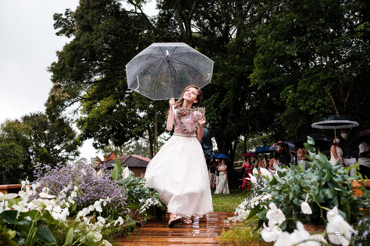 linda daminha entrando com guarda chuva e olhando para o alto